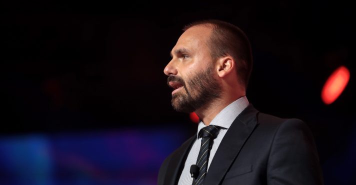 Eduardo Bolsonaro se referiu à postura dos políticos diante do tarifaço, sem mencionar a anistia aos presos do 8 de janeiro | Foto: Reprodução/Flickr
