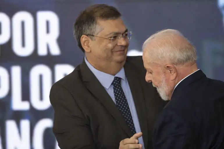 O ministro do STF Flávio Dino e o presidente Lula da Silva: STF estaria a serviço do PT no direcionamento do controle das emendas | Foto: Marcelo Camargo/Agência Brasil