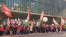 Manifestantes durante protesto nesta quinta-feira, em São Paulo: mais impostos e menos trabalho | Foto: Rachel Diaz/Oeste