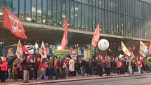 Manifestantes durante protesto nesta quinta-feira, em São Paulo: mais impostos e menos trabalho | Foto: Rachel Diaz/Oeste