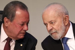 O presidente da Confederação Nacional da Indústria (CNI), Ricardo Alban, e o presidente da República, Luiz Inácio Lula da Silva. Integrantes do governo dialogam com o setor para encontrar alternativas à tarifa imposta pelos Estados Unidos | Marcelo Camargo/Agência Brasil