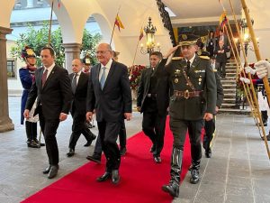 Geraldo Alckmin (no centro e à frente), vice-presidente da República e ministro da Indústria e Comércio: impasse tributário com aliado sob o comando do ditador Nicolás Maduro | Foto: Reprodução/Twitter/X