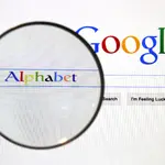 Uma página de pesquisa do Google é vista através de uma lupa, nesta ilustração fotográfica tirada em Berlim – 11/8/2015 | Foto: Pawel Kopczynski/Reuters
