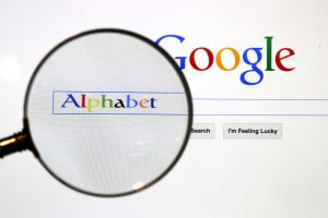 Uma página de pesquisa do Google é vista através de uma lupa, nesta ilustração fotográfica tirada em Berlim – 11/8/2015 | Foto: Pawel Kopczynski/Reuters