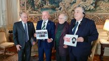 O presidente Lula aparece ao lado do chanceler Mauro Vieira e do Nobel da Paz, Pérez Esquivel, segurando um cartaz com a inscrição “Cristina Livre” na residência da ex-presidente, em Buenos Aires | Foto: Reprodução/Redes sociais