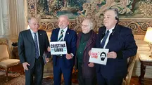 O presidente Lula aparece ao lado do chanceler Mauro Vieira e do Nobel da Paz, Pérez Esquivel, segurando um cartaz com a inscrição “Cristina Livre” na residência da ex-presidente, em Buenos Aires | Foto: Reprodução/Redes sociais