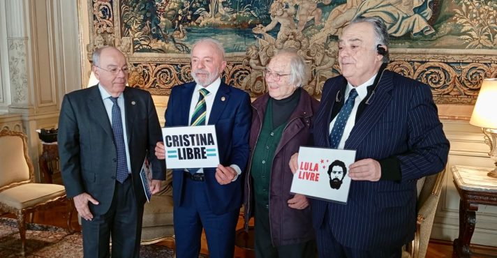 O presidente Lula aparece ao lado do chanceler Mauro Vieira e do Nobel da Paz, Pérez Esquivel, segurando um cartaz com a inscrição “Cristina Livre” na residência da ex-presidente, em Buenos Aires | Foto: Reprodução/Redes sociais