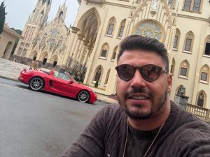 Rodrigo Júnior da Silva Ponce estava dentro de seu Porsche, em Guarulhos, quando criminosos se aproximaram efetuaram disparos contra ele | Foto: Reprodução/Instagram