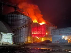 Incêndio em cooperativa agrícola no RS completa 3 dias