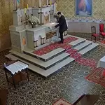 Imagem congelada do sistema de segurança mostra o momento em que o homem deposita o explosivo sobre o altar | Foto: Reprodução/Redes sociais