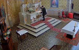 Imagem congelada do sistema de segurança mostra o momento em que o homem deposita o explosivo sobre o altar | Foto: Reprodução/Redes sociais