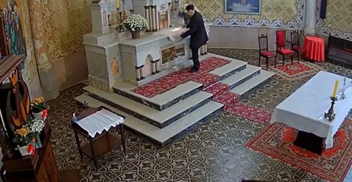Imagem congelada do sistema de segurança mostra o momento em que o homem deposita o explosivo sobre o altar | Foto: Reprodução/Redes sociais