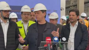 O governador de SP, Tarcísio de Freitas, em coletiva de imprensa nesta manhã, 10