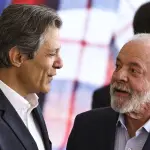 O ministro da Fazenda, Fernando Haddad (à esq), e o presidente Lula (à dir), durante evento do lançamento do Plano Safra 2025, no Palácio do Planalto - 1/7/2025 | Foto: Marcelo Camargo/Agência Brasil; PT