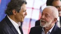 O ministro da Fazenda, Fernando Haddad (à esq), e o presidente Lula (à dir), durante evento do lançamento do Plano Safra 2025, no Palácio do Planalto - 1/7/2025 | Foto: Marcelo Camargo/Agência Brasil; PT