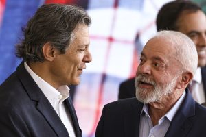 O ministro da Fazenda, Fernando Haddad (à esq), e o presidente Lula (à dir), durante evento do lançamento do Plano Safra 2025, no Palácio do Planalto - 1/7/2025 | Foto: Marcelo Camargo/Agência Brasil; PT