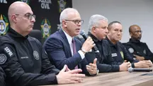 O secretário de Segurança Pública do Rio de Janeiro, Victor dos Santos, em coletiva de imprensa | Foto: Divulgação/Polícia Civil