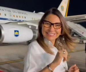 A primeira-dama Janja da Silva e uma das aeronaves da FAB; uso recorrente para fins não justificáveis | Foto: Reprodução/Twitter/X
