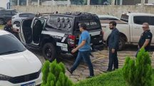 Momento em que o prefeito de Igarapé Grande (MA), João Vitor Xavier, se entrega à Polícia Civil: morte por motivo fútil | Foto: Reprodução/Redes sociais