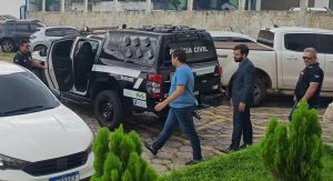Momento em que o prefeito de Igarapé Grande (MA), João Vitor Xavier, se entrega à Polícia Civil: morte por motivo fútil | Foto: Reprodução/Redes sociais