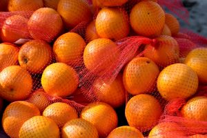 O Brasil é o maior produtor mundial de laranjas, com uma produção anual estimada entre 13 e 16 milhões de toneladas, dependendo da safra | Foto: Reprodução/PublicDomainPictures