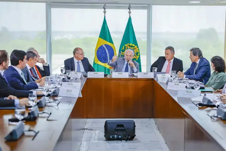 O presidente Lula com os seus principais ministros de Estado: prudência ao contrapor os Estados Unidos, dizem empresários | Foto: Ricardo Stuckert/PR