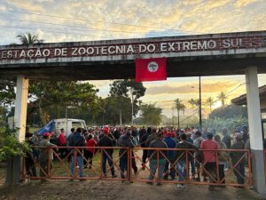 Estação de Zootecnia do Extremo Sul da Bahia invadida pelo MST | Foto: Reprodução/MST