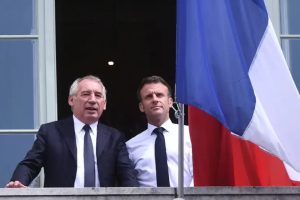 O primeiro-ministro François Bayrou e o presidente Emmanuel Macron atingiram a pior avaliação da história recente da França | Foto: Reprodução/IFOP