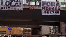 Com faixas em viaduto na região central de Belo Horizonte, manifestantes pediam, nesta quinta-feira, 24, buzinaço em protesto a Lula e Moraes | Foto: Reprodução/Twitter/X