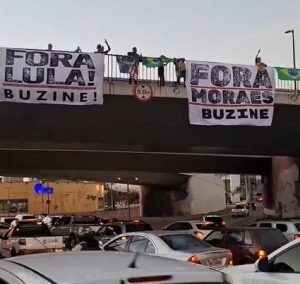 Com faixas em viaduto na região central de Belo Horizonte, manifestantes pediam, nesta quinta-feira, 24, buzinaço em protesto a Lula e Moraes | Foto: Reprodução/Twitter/X