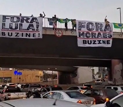 Com faixas em viaduto na região central de Belo Horizonte, manifestantes pediam, nesta quinta-feira, 24, buzinaço em protesto a Lula e Moraes | Foto: Reprodução/Twitter/X
