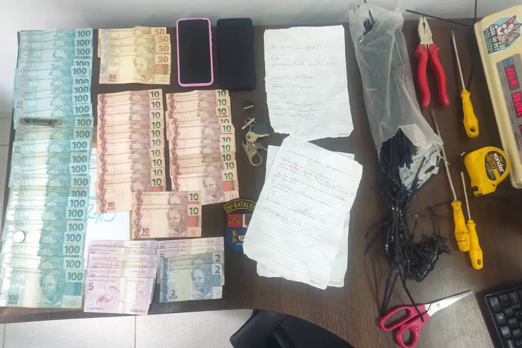 Material que a polícia encontrou com o suspeito