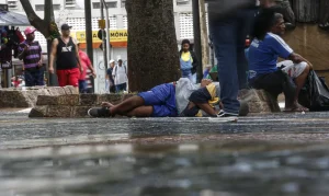 Apesar dos benefícios, uma parcela dos moradores de rua recusa o acolhimento ou abandona os abrigos depois de alguns dias | Foto: Paulo Pinto/Agência Brasil