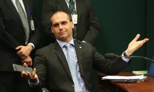 O deputado licenciado Eduardo Bolsonaro: se não ceder, 'o Brasil será mergulhado no caos' | Foto: Fabio Rodrigues Pozzebom/ Agencia Brasil