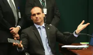 O deputado licenciado Eduardo Bolsonaro: se não ceder, 'o Brasil será mergulhado no caos' | Foto: Fabio Rodrigues Pozzebom/ Agencia Brasil
