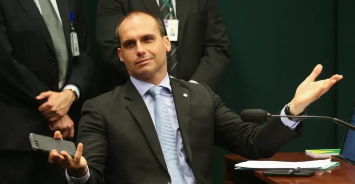 O deputado licenciado Eduardo Bolsonaro: se não ceder, 'o Brasil será mergulhado no caos' | Foto: Fabio Rodrigues Pozzebom/ Agencia Brasil