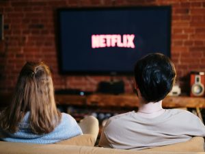 A punição à Netflix foi aplicada em razão de bloqueios do compartilhamento de senhas no Brasil | Foto: Reprodução/Pexels