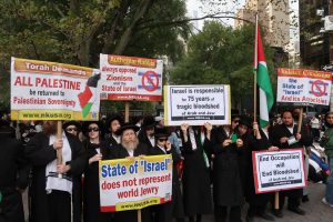 Os Neturei Karta têm postura radicalmente antissionista e são conhecidos por relações próximas ao Irã | Foto: Reprodução/X
