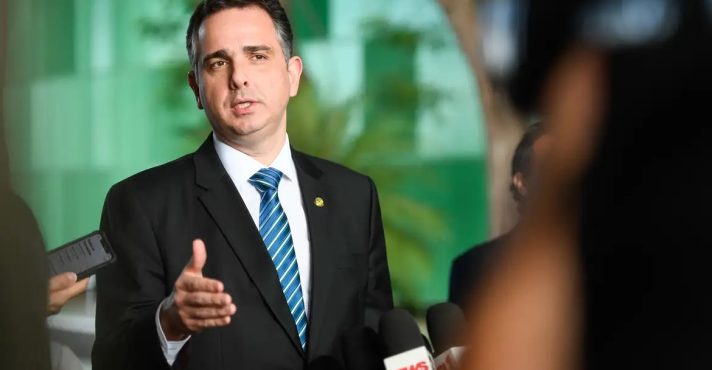O senador Rodrigo Pacheco (PSD/MG) ficou irritado com as críticas que recebeu por defender o governo Lula e o STF, em meio ao aumento da desaprovação nas pesquisas de opinião do eleitorado | Foto: Pedro Gontijo/Agência Senado