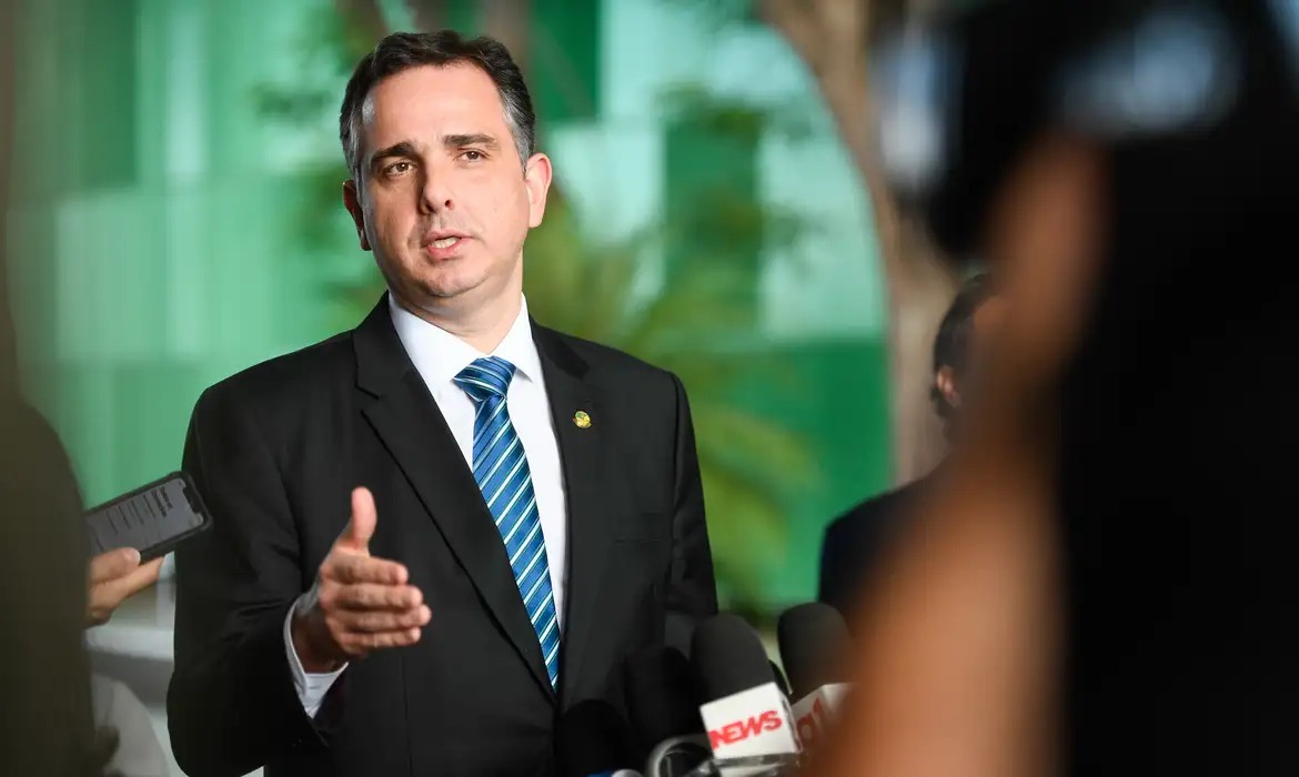 O senador Rodrigo Pacheco (PSD-MG) ficou irritado com as críticas que recebeu por defender o governo Lula e o STF, em meio ao aumento da desaprovação nas pesquisas de opinião do eleitorado | Foto: Pedro Gontijo/Agência Senado