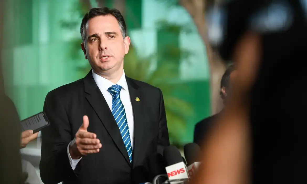 O senador Rodrigo Pacheco (PSD-MG) ficou irritado com as críticas que recebeu por defender o governo Lula e o STF, em meio ao aumento da desaprovação nas pesquisas de opinião do eleitorado | Foto: Pedro Gontijo/Agência Senado