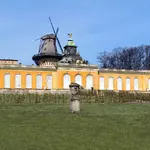 Palácio de Sans-Souci com o moinho ao fundo em Potsdam, Alemanha | Foto: Dieter Brügmann/Wikimedia Commons