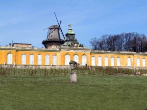 Palácio de Sans-Souci com o moinho ao fundo em Potsdam, Alemanha | Foto: Dieter Brügmann/Wikimedia Commons
