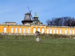 Palácio de Sans-Souci com o moinho ao fundo em Potsdam, Alemanha | Foto: Dieter Brügmann/Wikimedia Commons