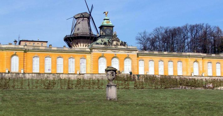 Palácio de Sans-Souci com o moinho ao fundo em Potsdam, Alemanha | Foto: Dieter Brügmann/Wikimedia Commons