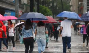 No Nordeste, capitais como Recife e Natal devem registrar pancadas de chuva pela manhã, também sob alerta para acumulados que podem provocar pontos de alagamento | Foto: Paulo Pinto/Agência Brasil