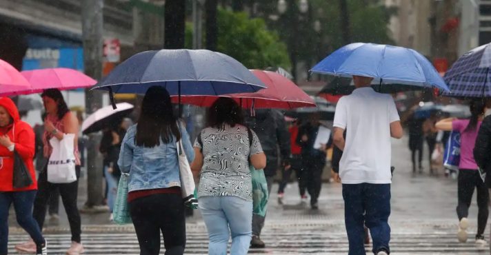 No Nordeste, capitais como Recife e Natal devem registrar pancadas de chuva pela manhã, também sob alerta para acumulados que podem provocar pontos de alagamento | Foto: Paulo Pinto/Agência Brasil