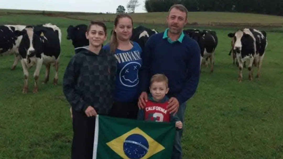 Rafael Herrmann, sua mulher, Indiara Cristiane Paez, e seus filhos | Foto: Arquivo pessoal