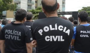 Depois de alertada por funcionários, Polícia Civil acompanhou movimentação até deter servidor | Foto: Tânia Rêgo/Agência Brasil