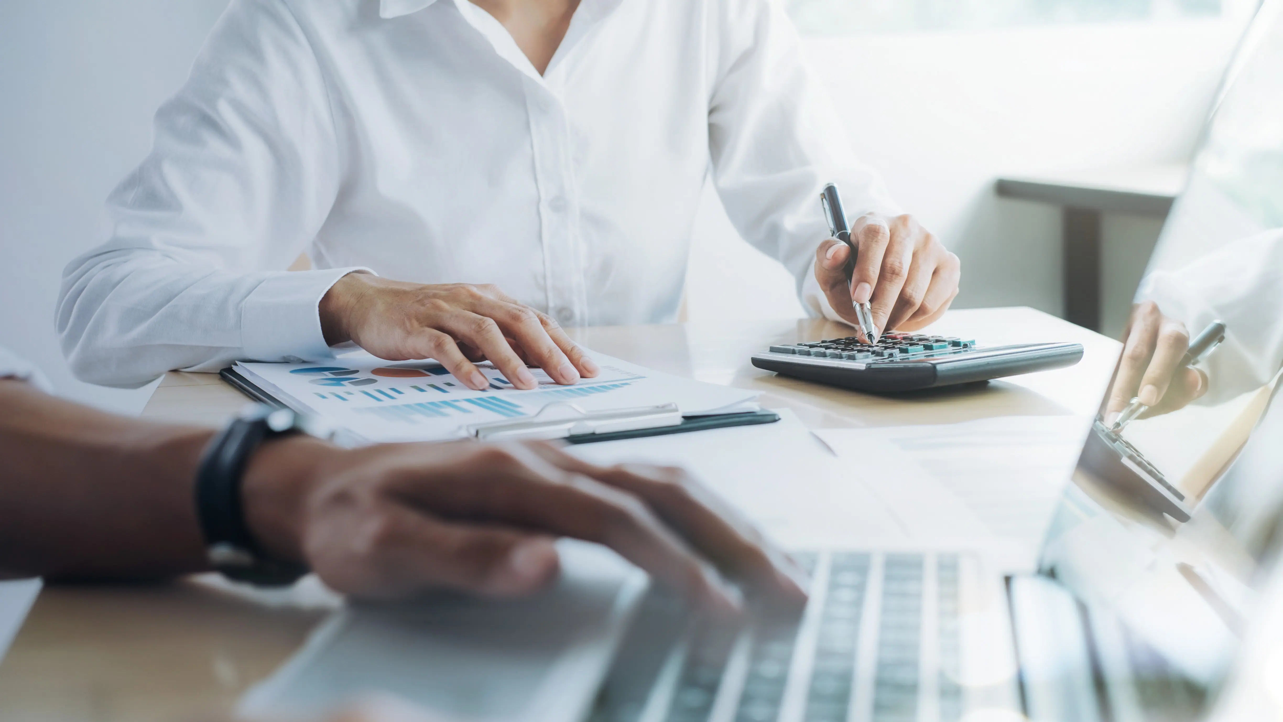 A esquerda brasileira tenta impor esse tipo de taxação sobre os empresários que atuam no Brasil | Foto: Ijeab/Freepik